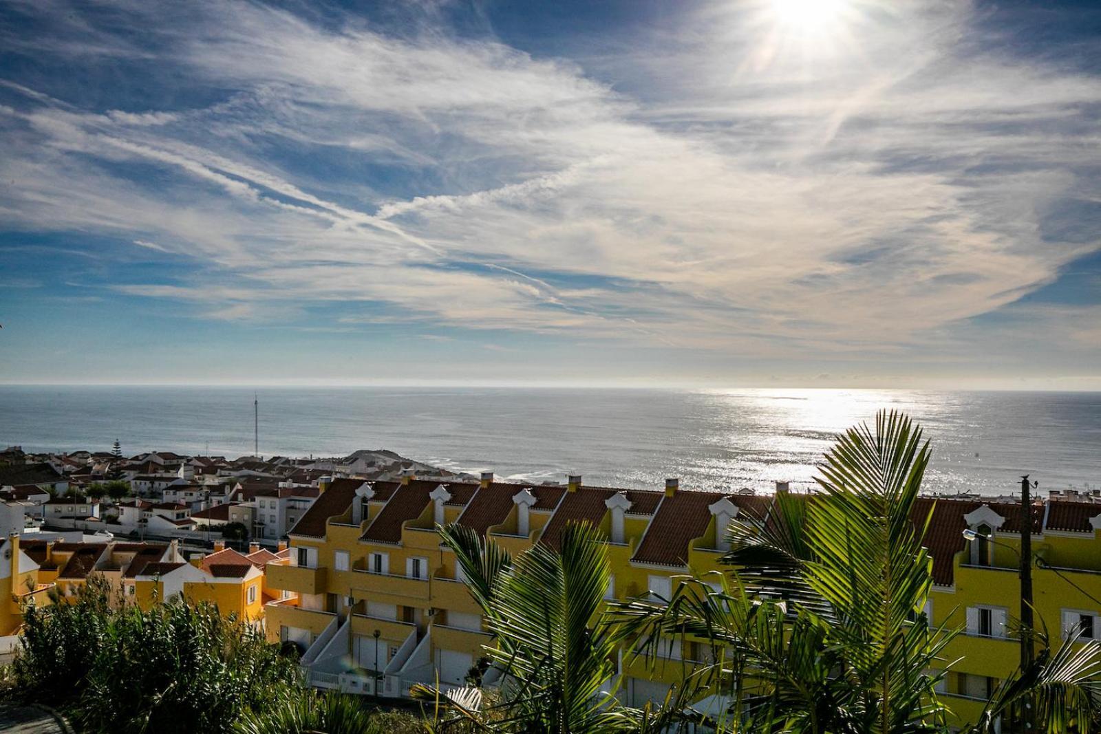 Vibing & Liming Ericeira Hotel Bagian luar foto