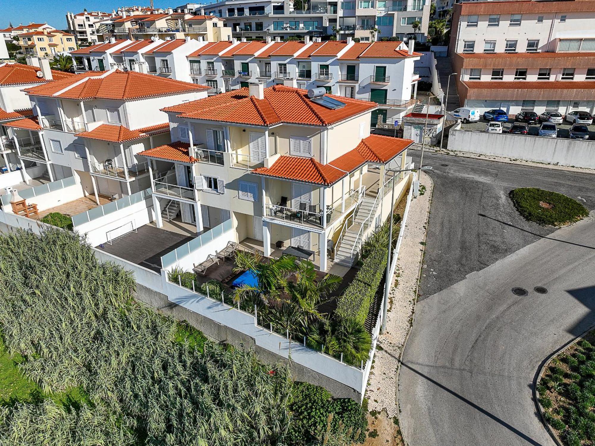 Vibing & Liming Ericeira Hotel Bagian luar foto
