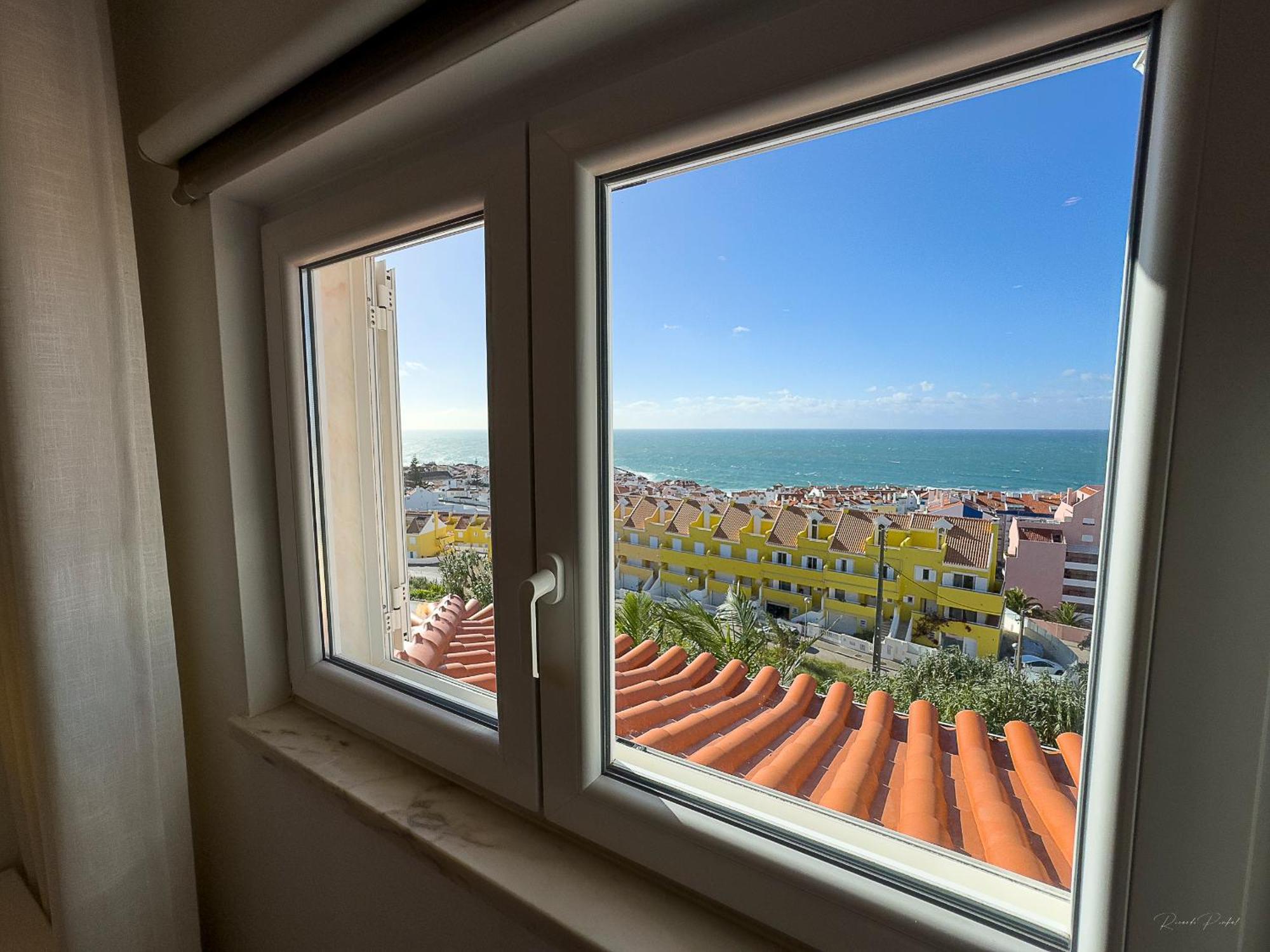 Vibing & Liming Ericeira Hotel Bagian luar foto