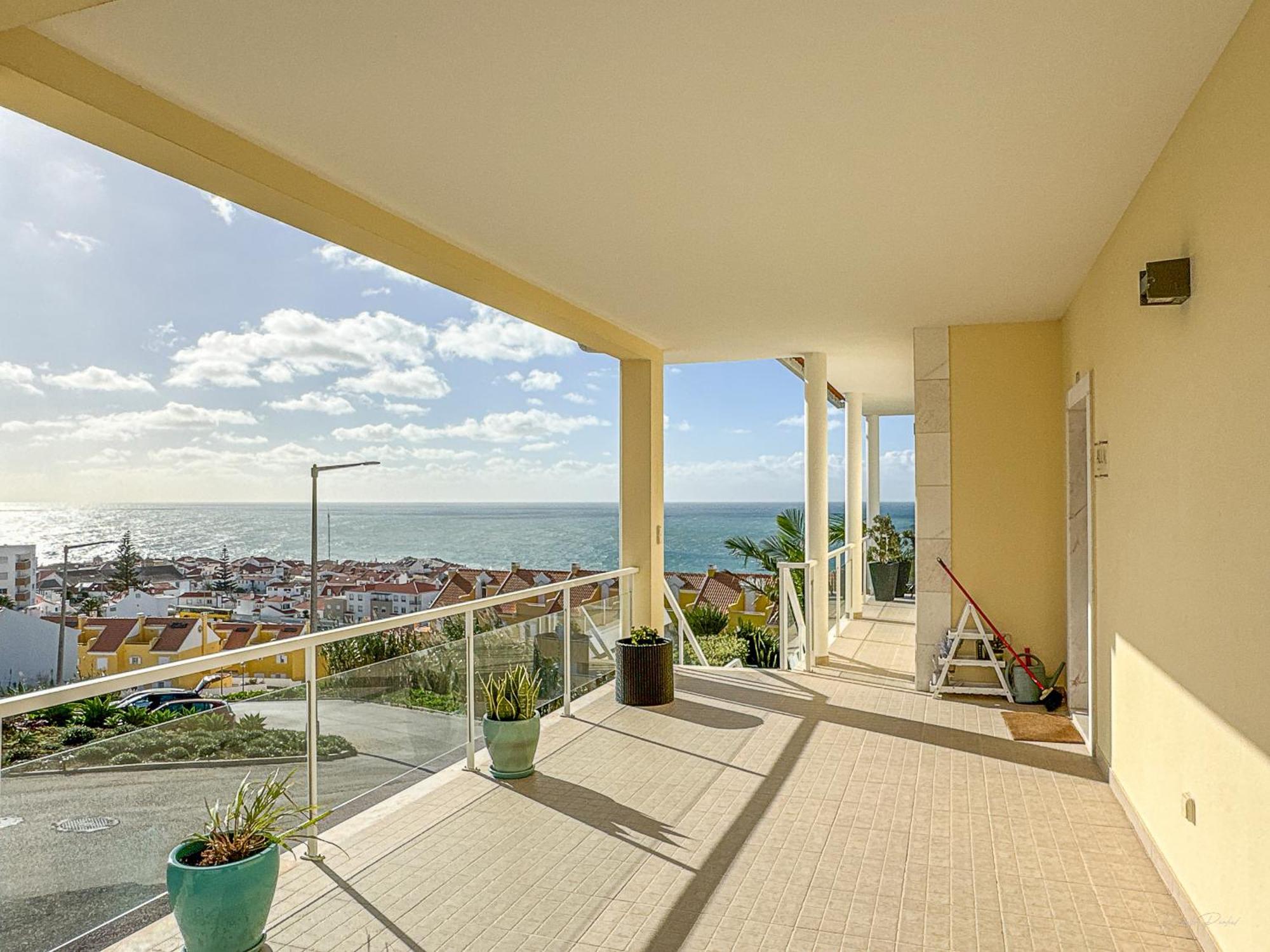 Vibing & Liming Ericeira Hotel Bagian luar foto