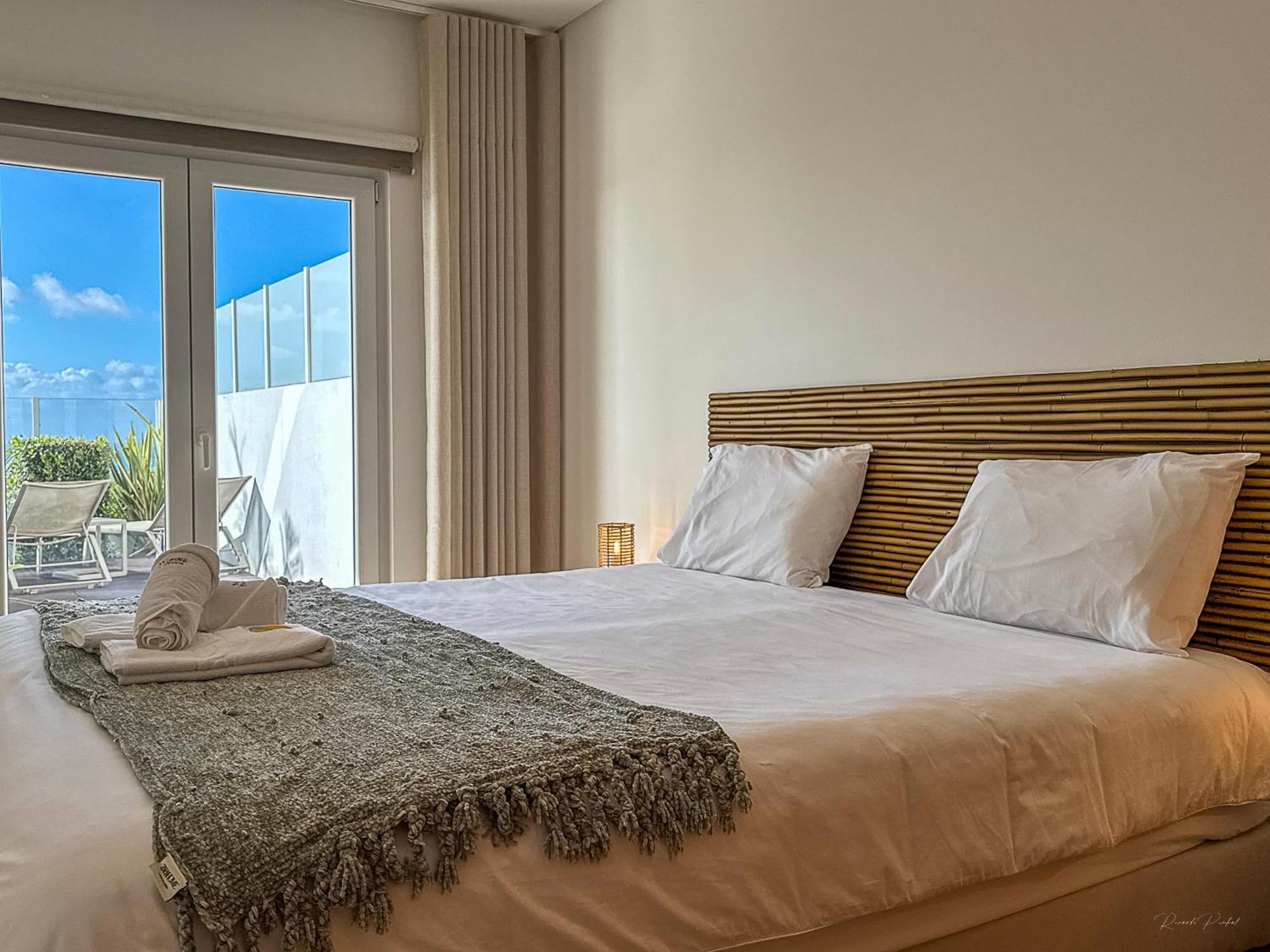 Vibing & Liming Ericeira Hotel Bagian luar foto